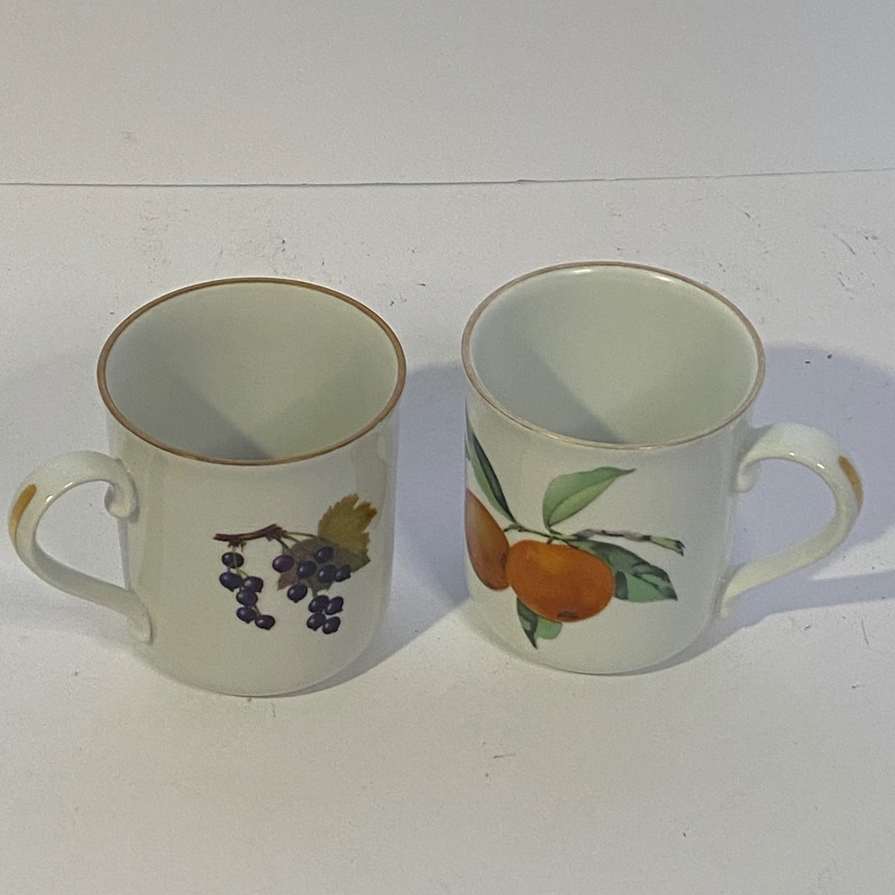 Royal Worcester Evesham Vale Mugs Set of 2 White Fruit Excellent Porcelain